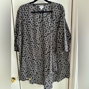 Lularoe Lindsay - L
Floral Black and White Women's Kimono Cardigan